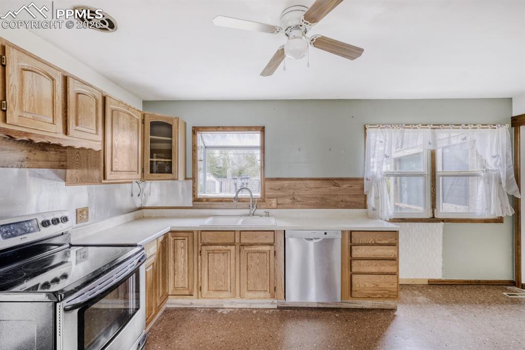 Image 9 of 28: Kitchen