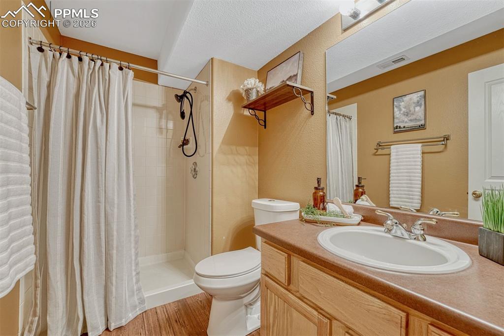 Image 27 of 38: Bathroom