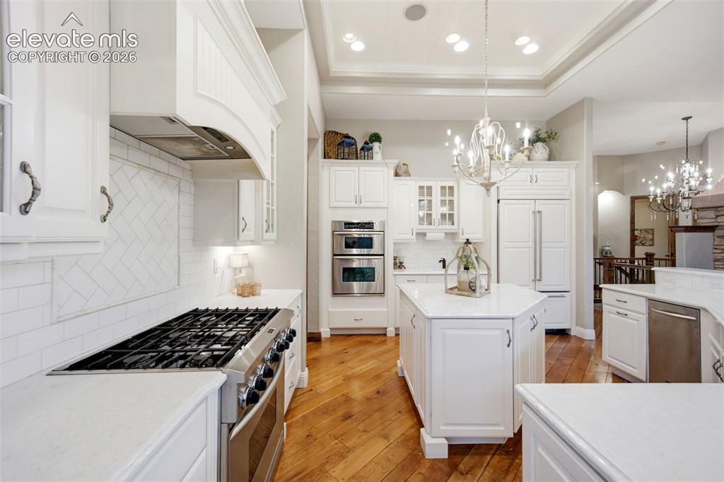 Image 13 of 50: Kitchen