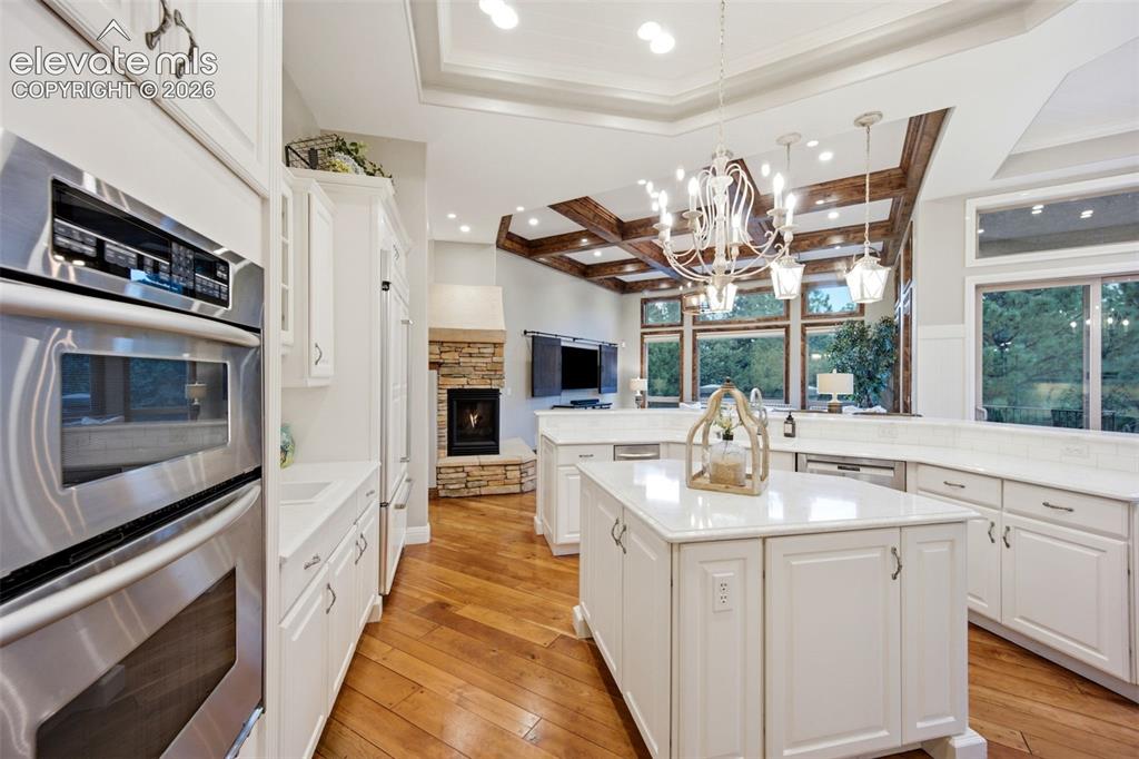 Image 14 of 50: Kitchen