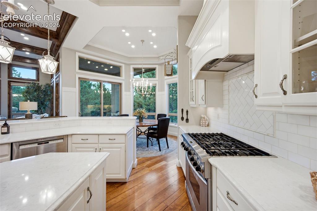 Image 16 of 50: Kitchen