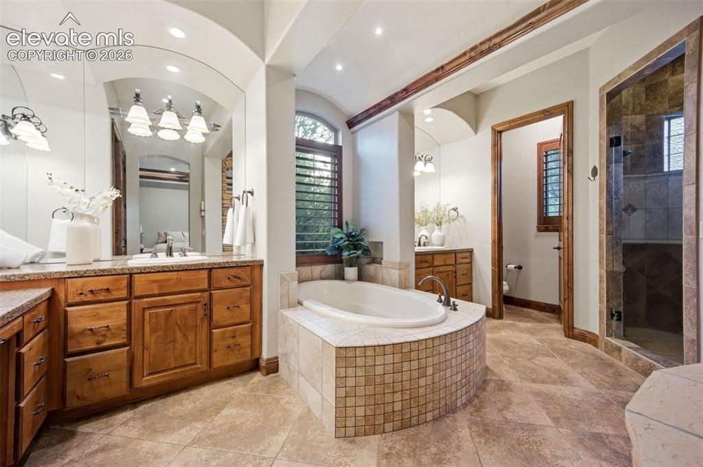 Image 19 of 50: Bathroom