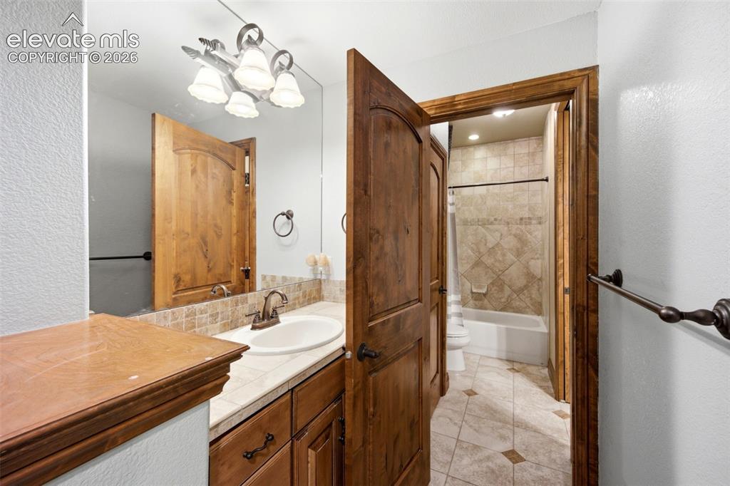 Image 40 of 50: Bathroom