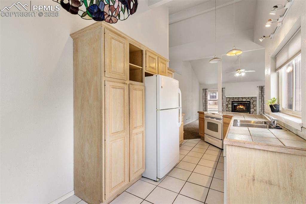 Image 14 of 38: Kitchen