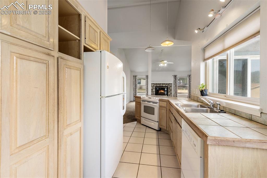 Image 15 of 38: Kitchen