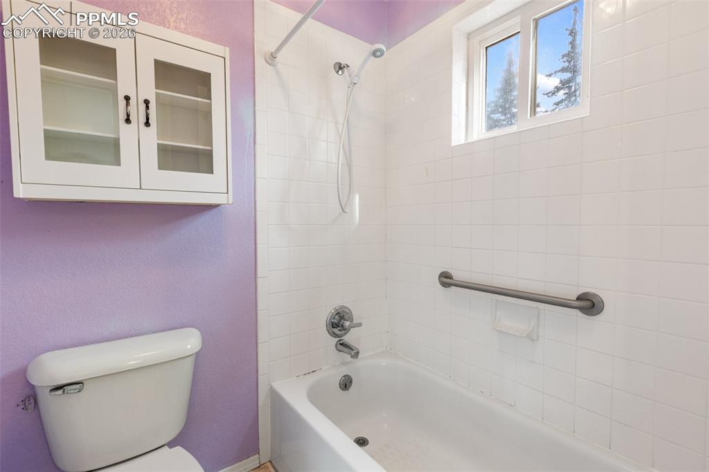 Image 20 of 38: Bathroom