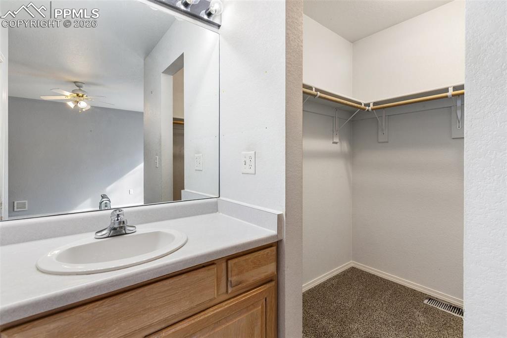 Image 22 of 38: Bathroom