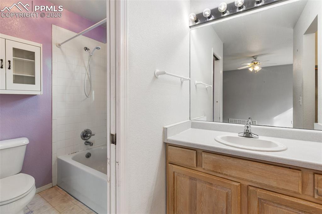 Image 23 of 38: Bathroom