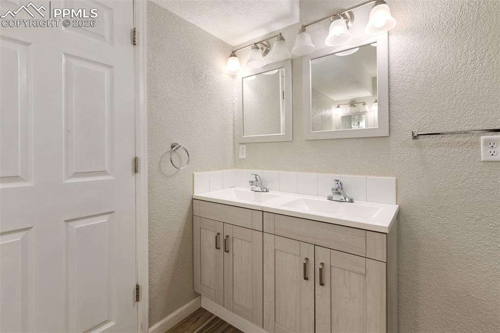 Image 27 of 38: Bathroom