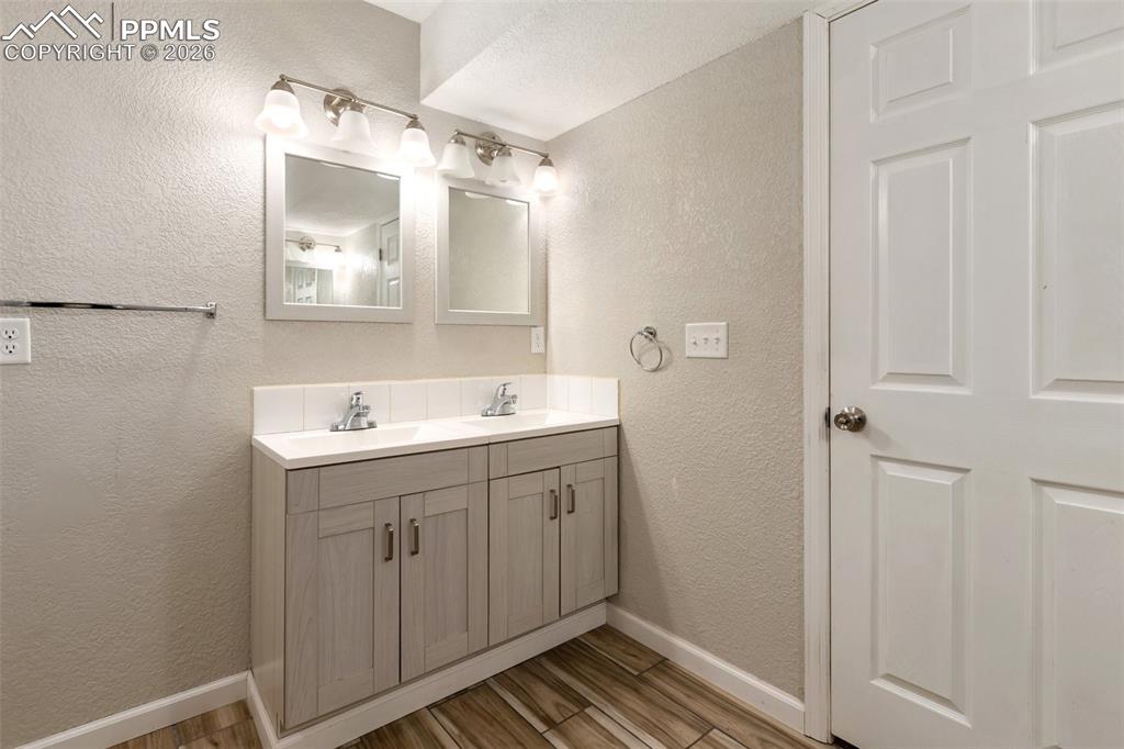 Image 28 of 38: Bathroom