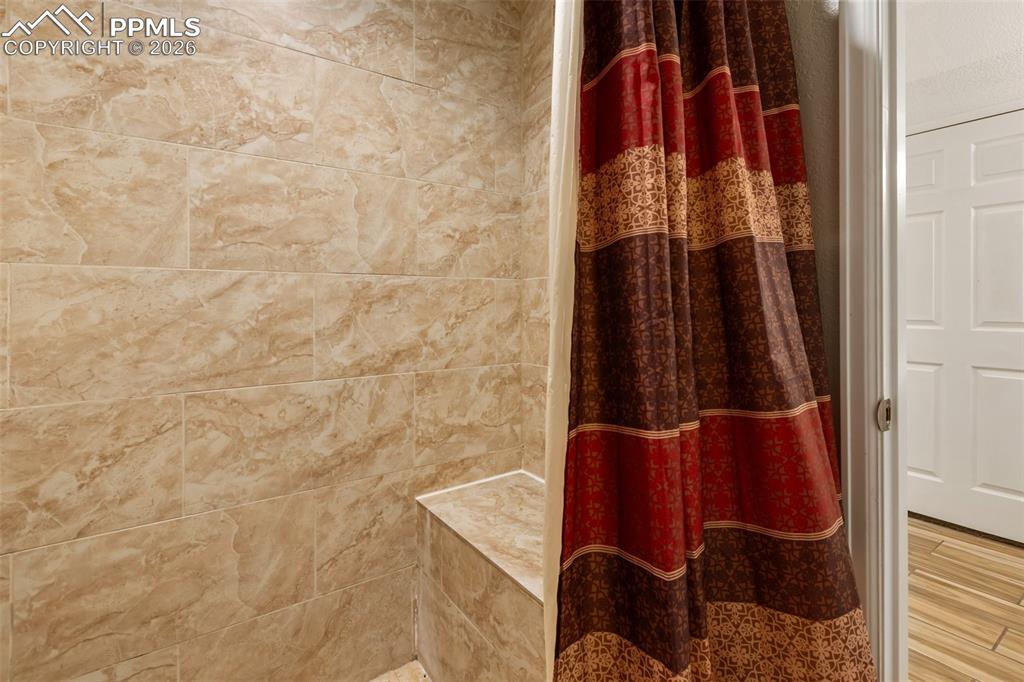 Image 29 of 38: Bathroom