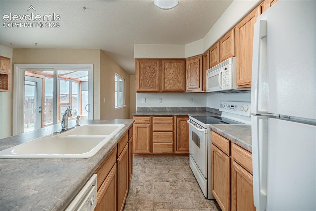 Image 10 of 47: Kitchen