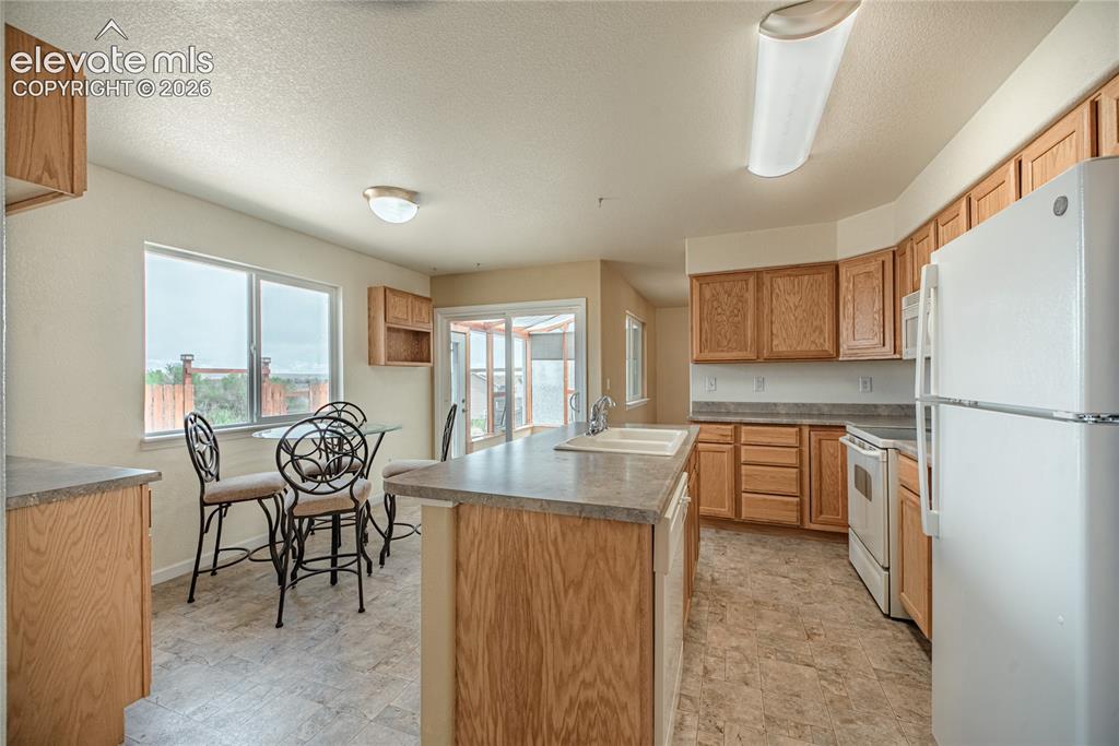 Image 11 of 47: Kitchen