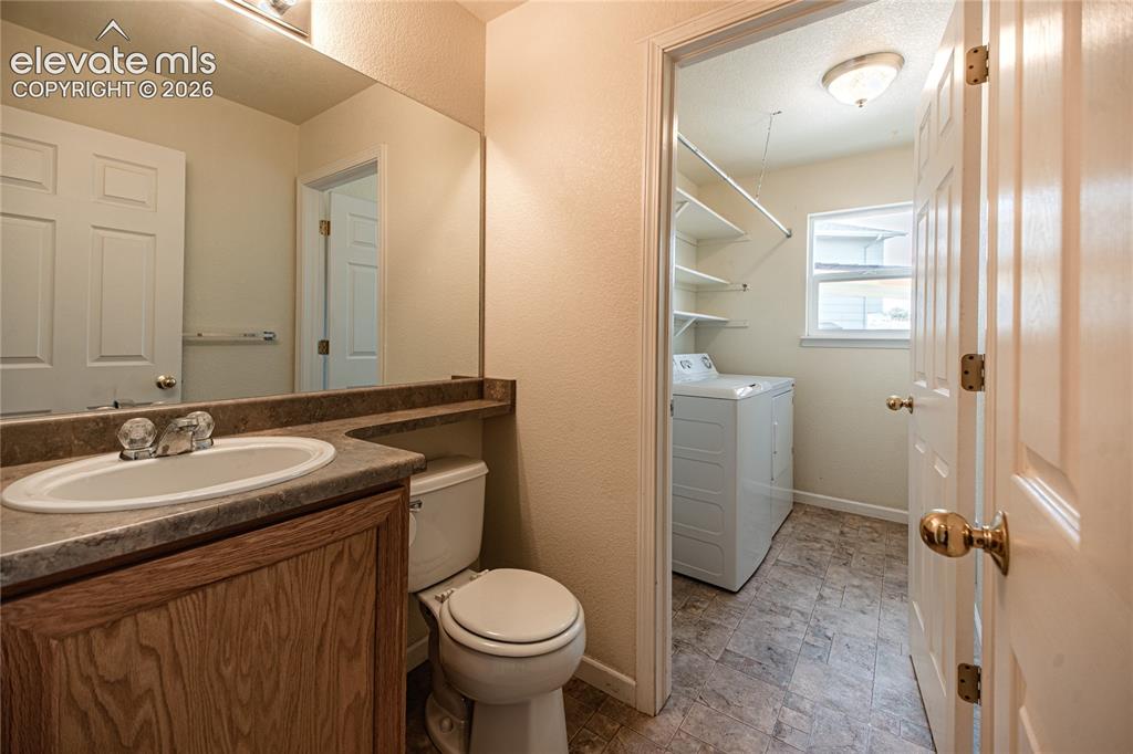 Image 16 of 47: Bathroom
