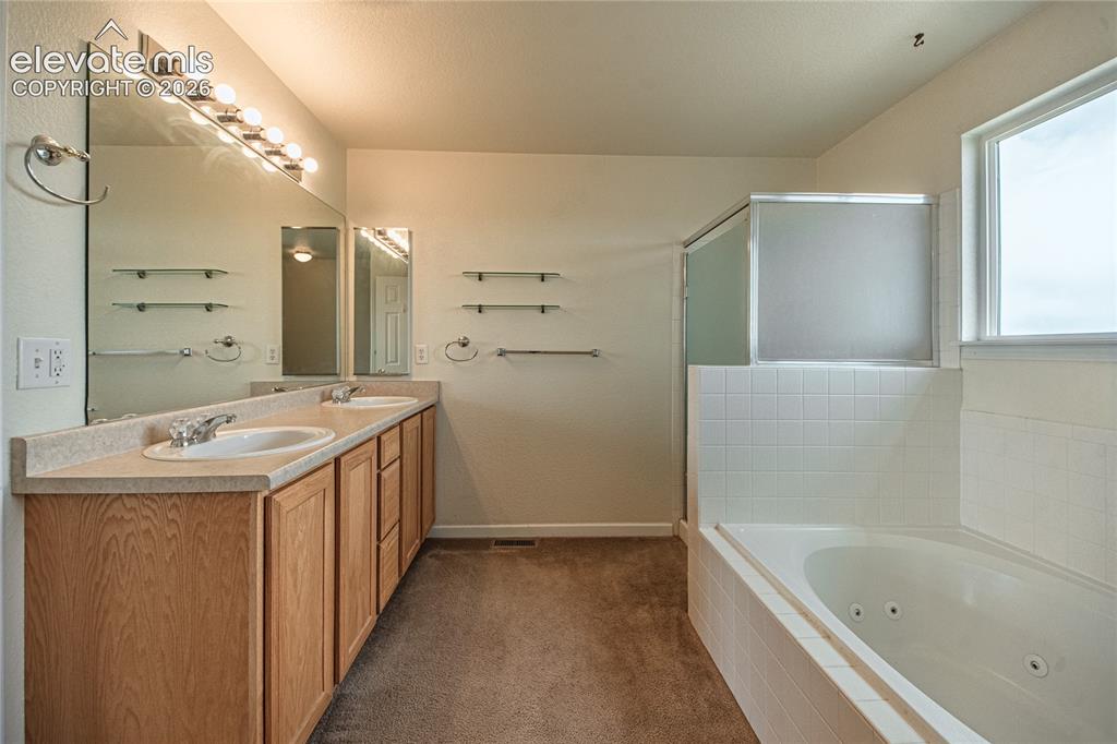 Image 23 of 47: Bathroom