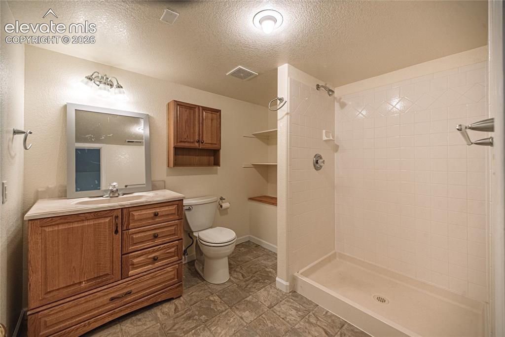 Image 32 of 47: Bathroom