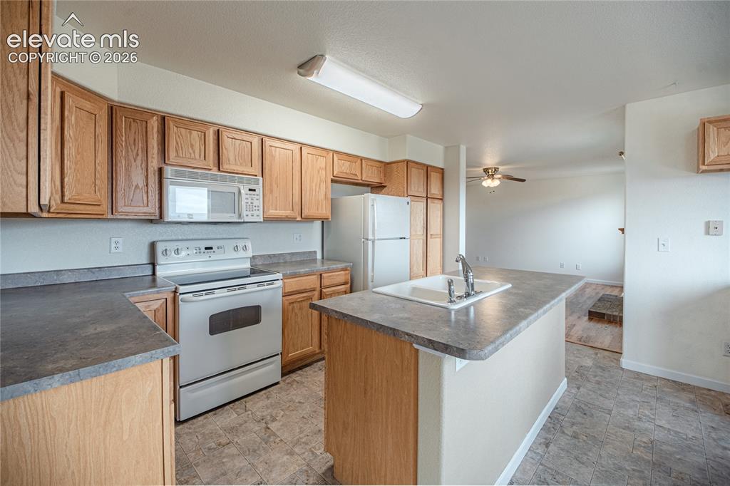 Image 9 of 47: Kitchen
