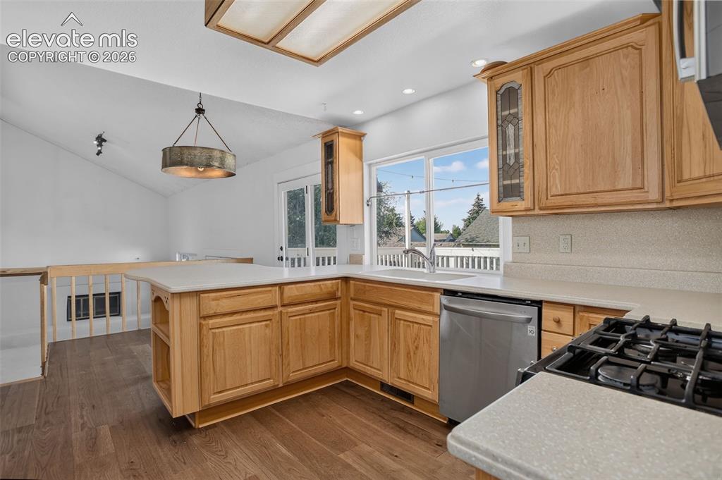 Image 10 of 50: Kitchen