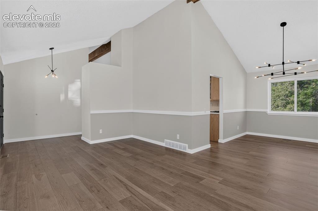 Image 8 of 50: Living Room