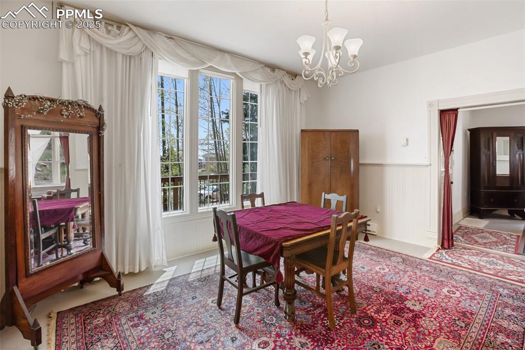 Image 16 of 37: Dining Area
