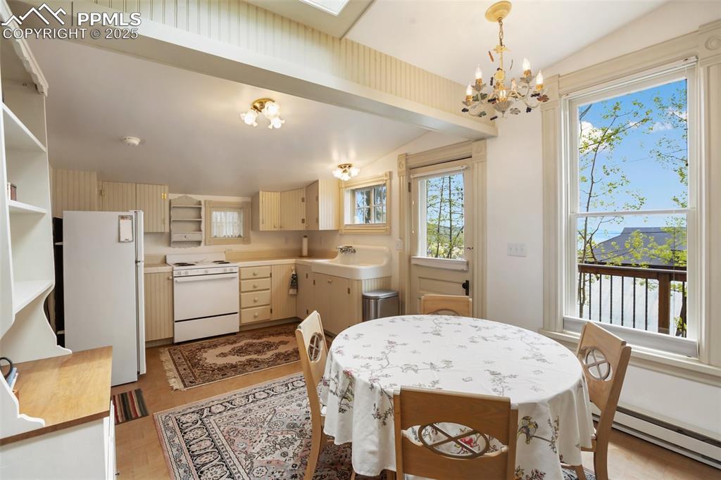 Image 17 of 37: Dining Area