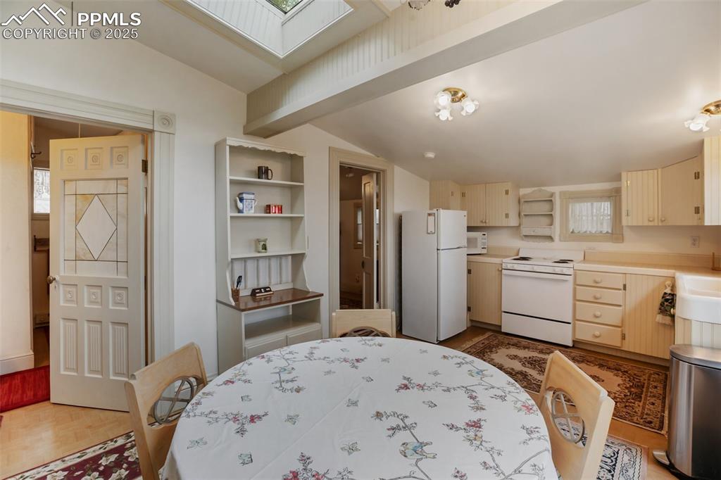 Image 18 of 37: Kitchen