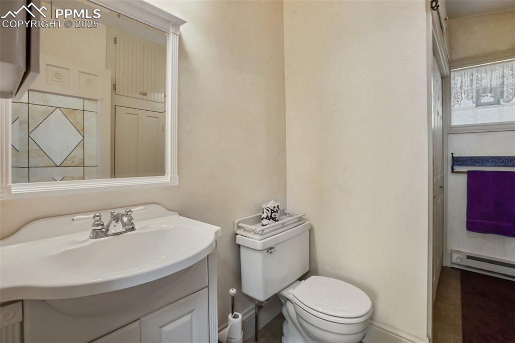Image 19 of 37: Bathroom