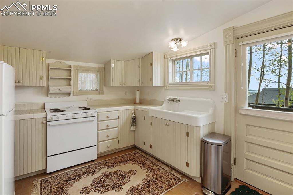 Image 21 of 37: Kitchen