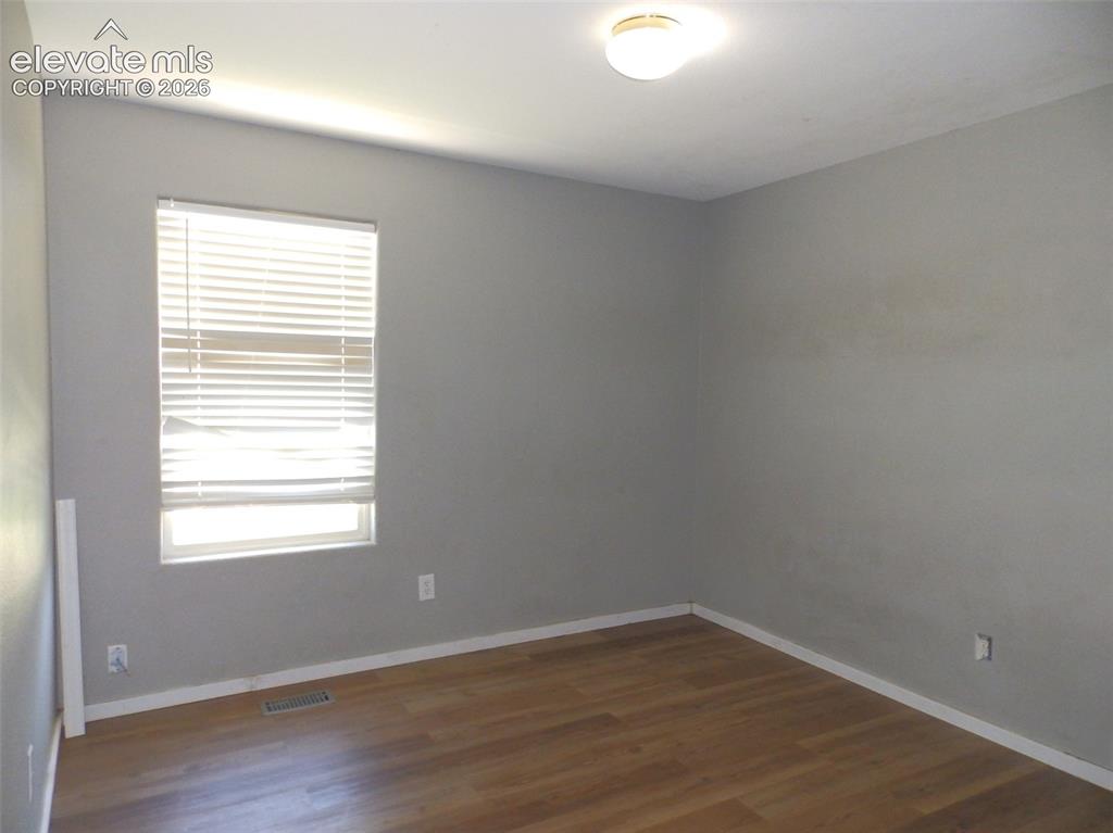 Image 10 of 11: Bedroom