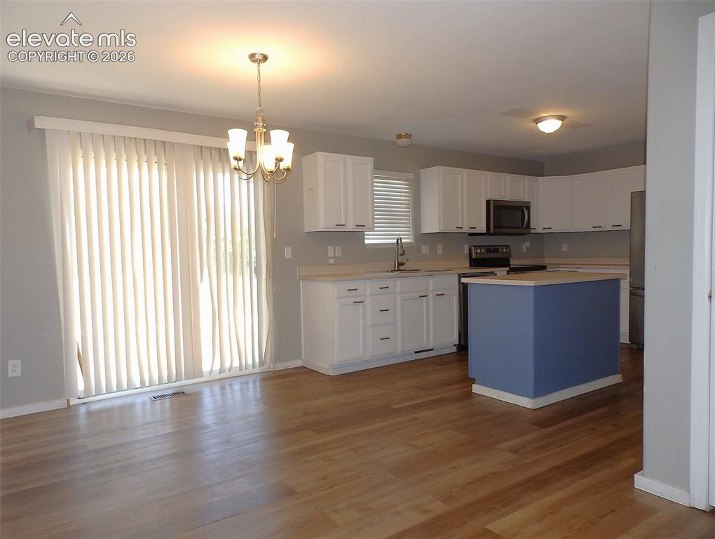 Image 3 of 11: Dining Area