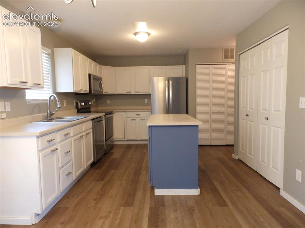Image 4 of 11: Kitchen