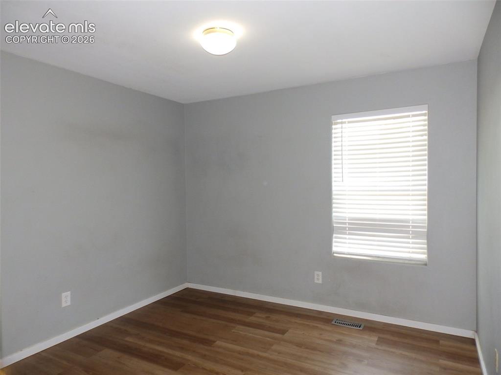 Image 8 of 11: Bedroom