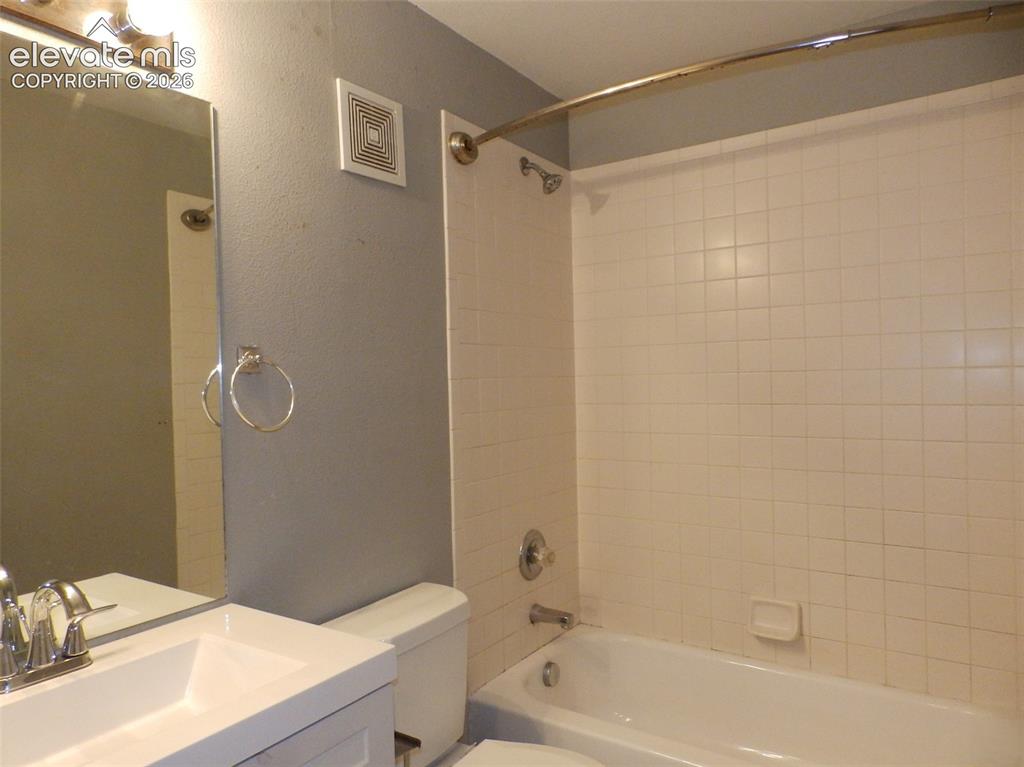 Image 9 of 11: Bathroom