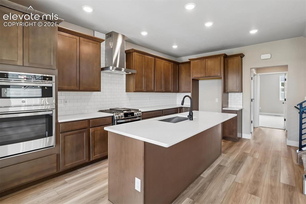 Image 10 of 25: Kitchen