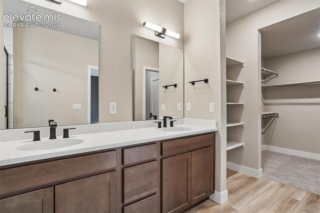 Image 17 of 25: Bathroom