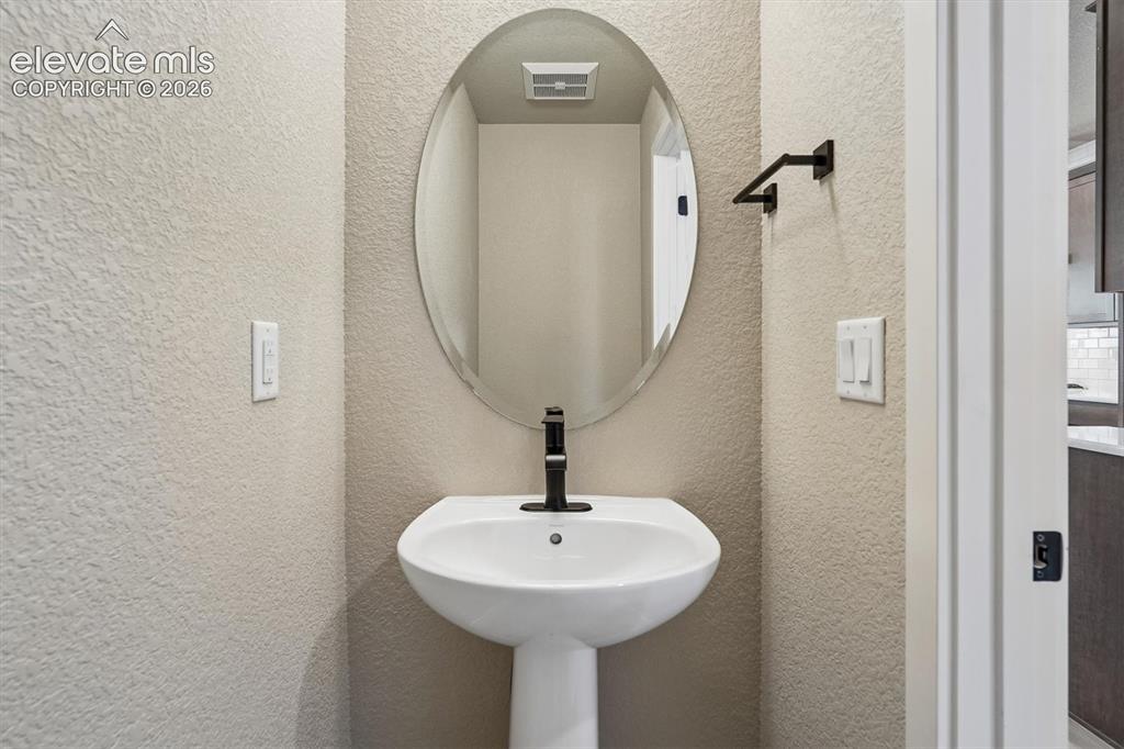 Image 18 of 25: Bathroom