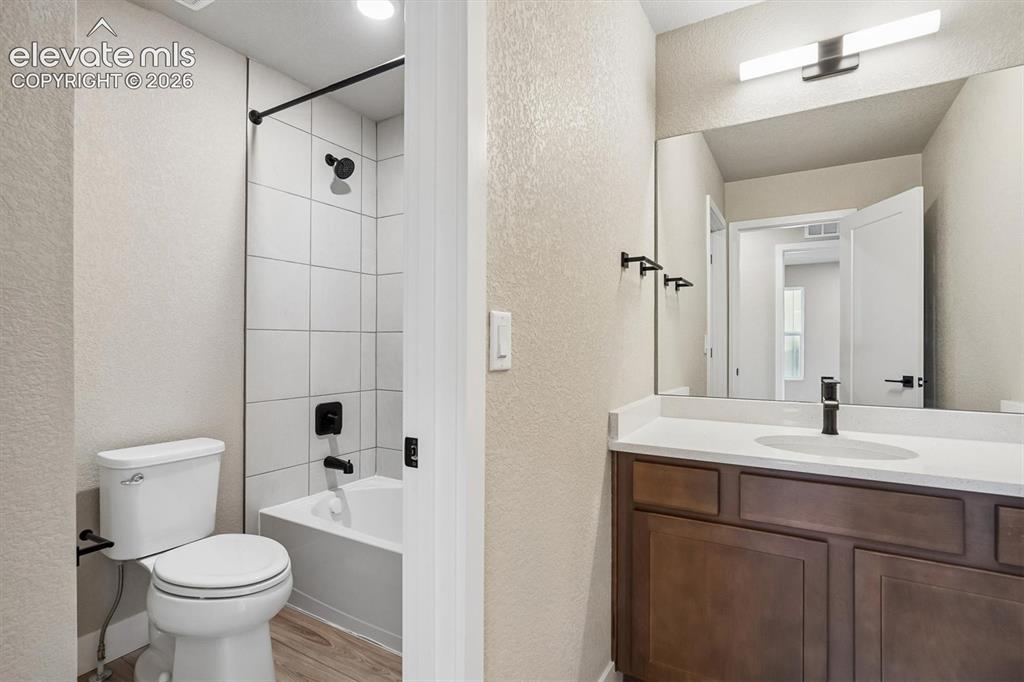 Image 20 of 25: Bathroom