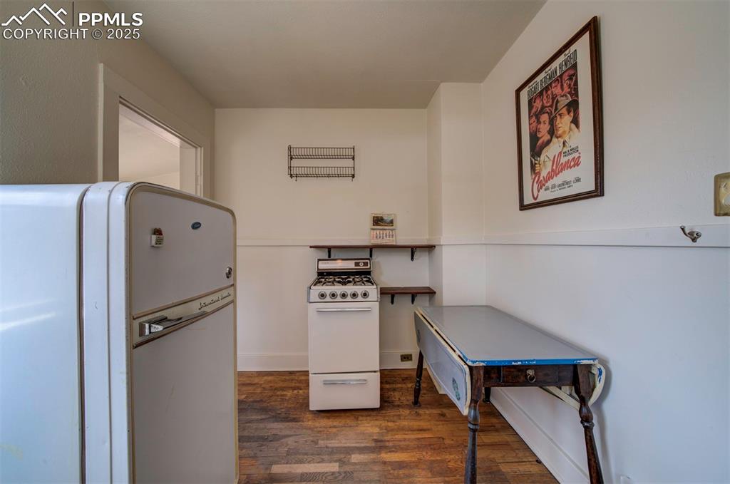 Image 18 of 40: Kitchen