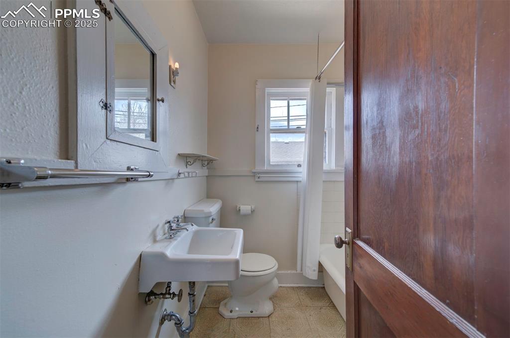 Image 28 of 40: Bathroom