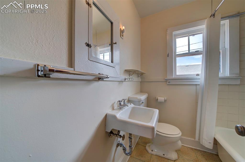 Image 30 of 40: Bathroom