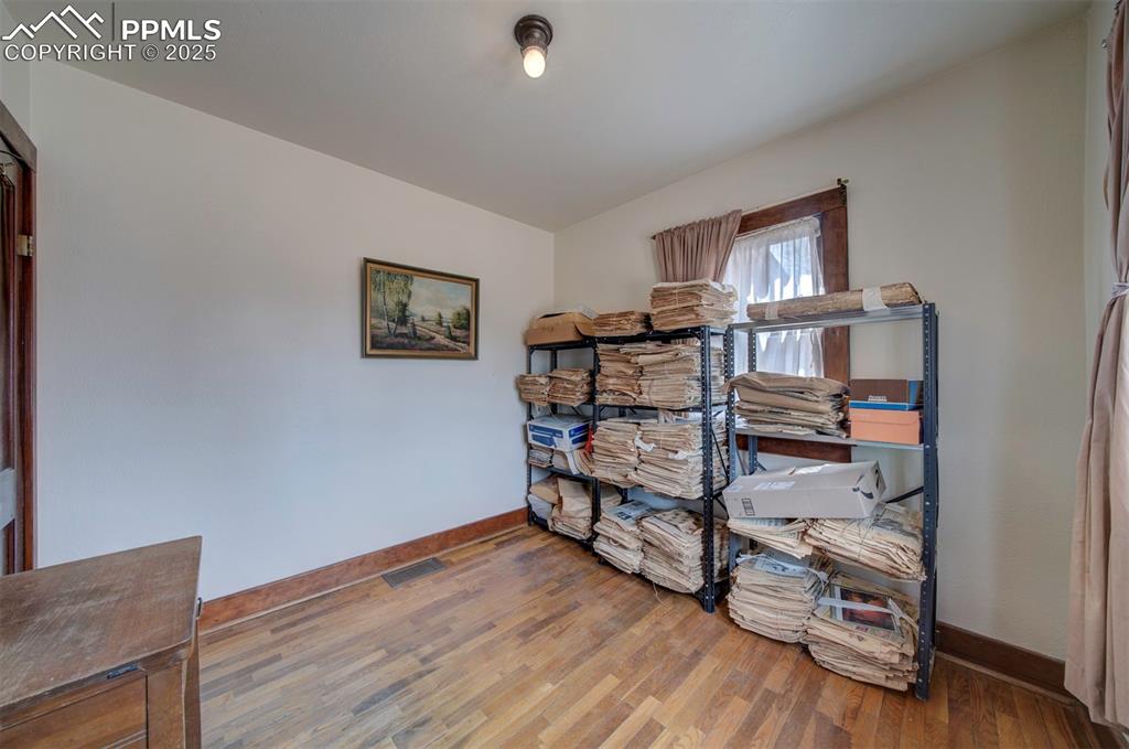 Image 32 of 40: Back bedroom