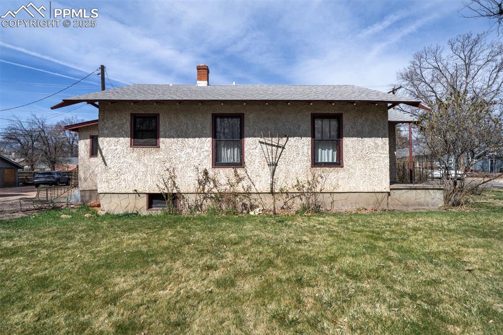 Image 35 of 40: Lots of yard to work with.  I bet it