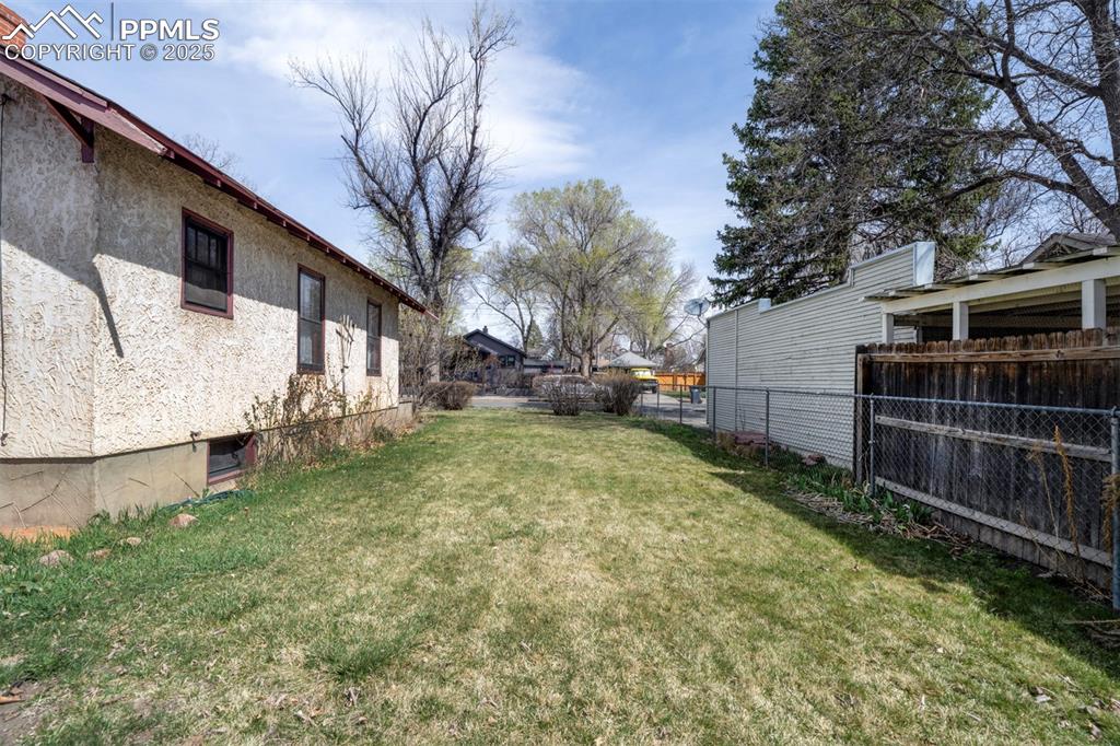 Image 37 of 40: Yard