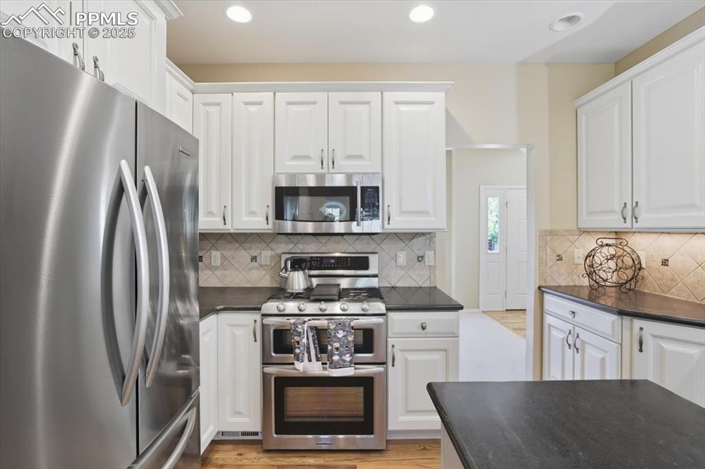 Image 21 of 48: Kitchen