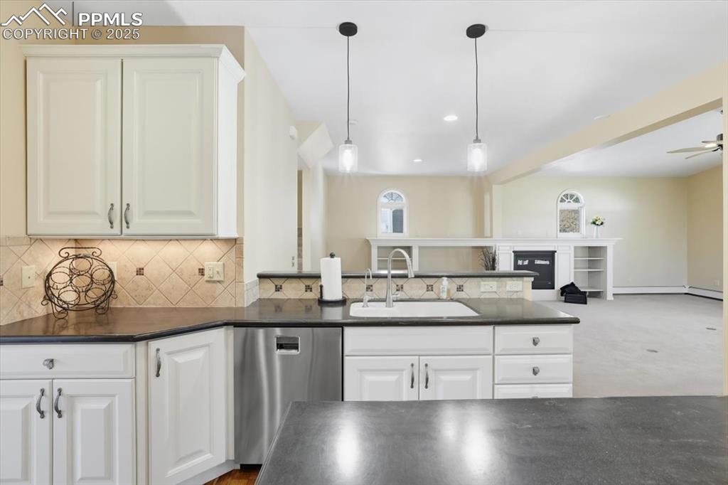 Image 22 of 48: Kitchen