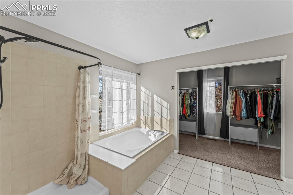 Image 21 of 34: Bathroom