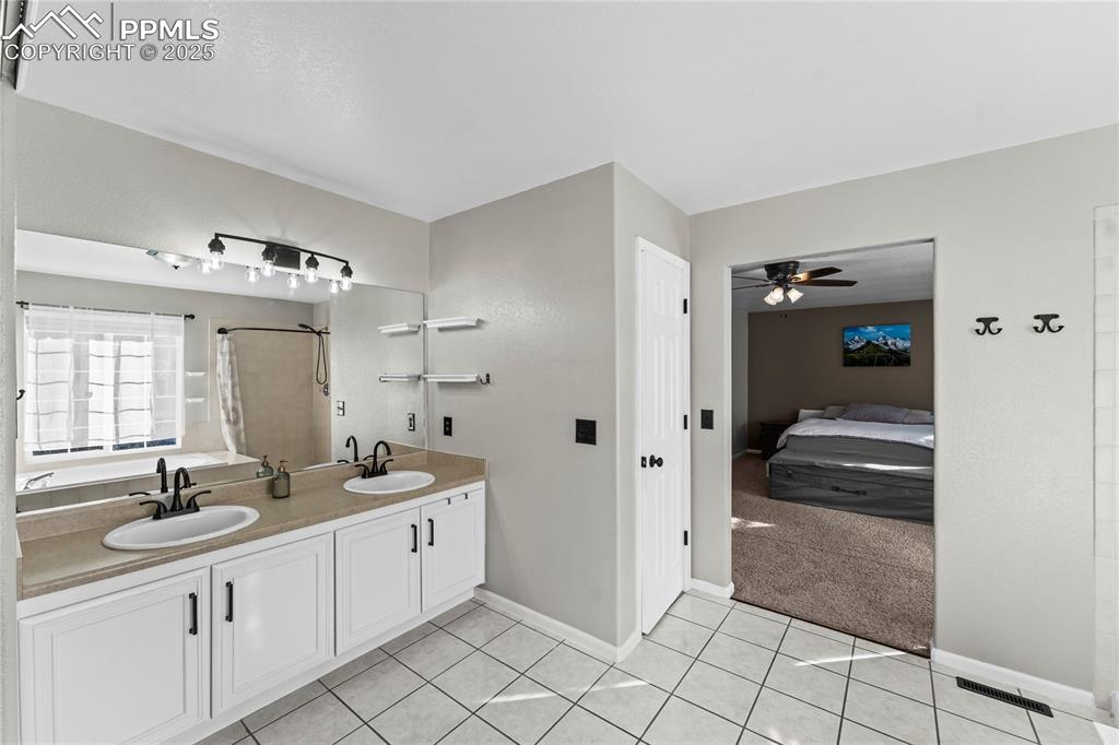 Image 23 of 34: Bathroom