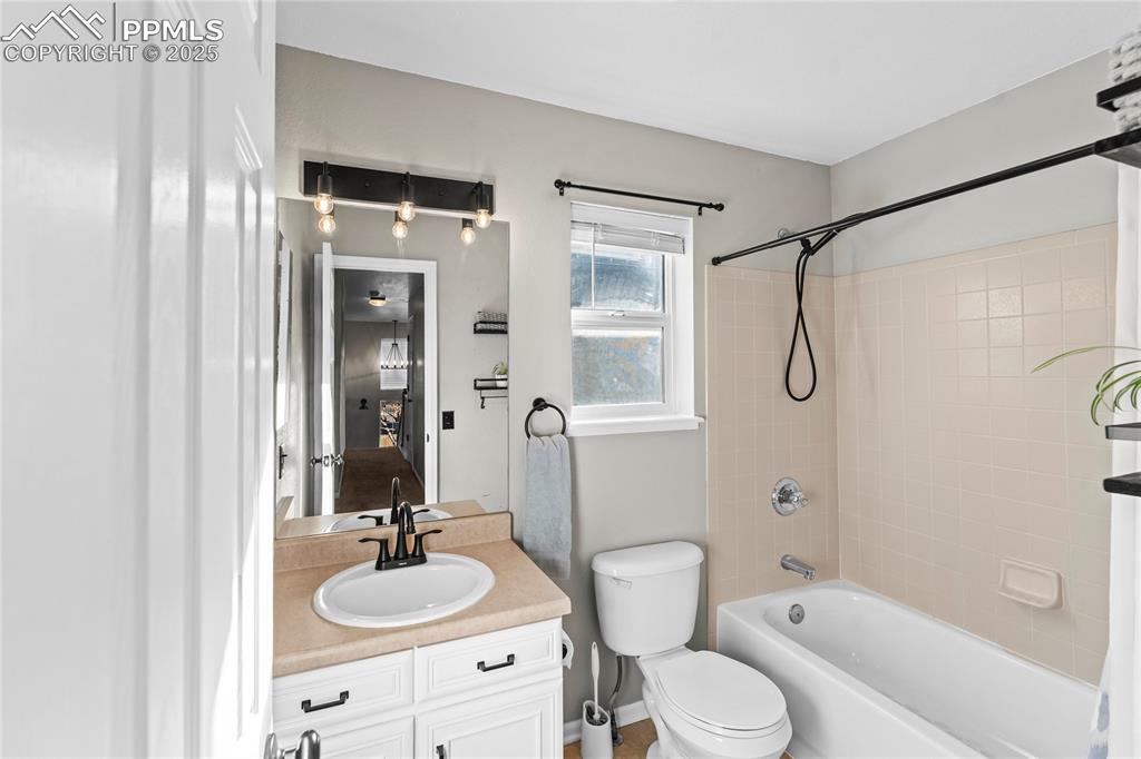 Image 26 of 34: Bathroom