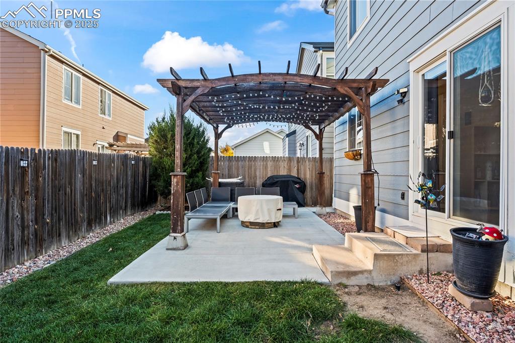 Image 28 of 34: Patio