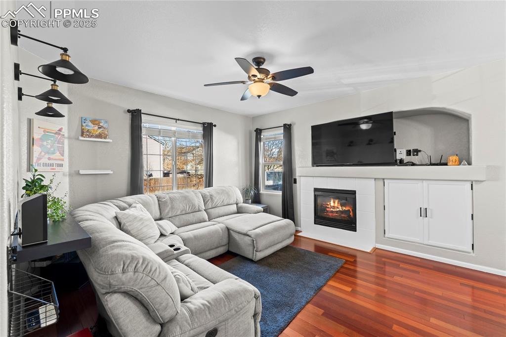 Image 6 of 34: Living Room